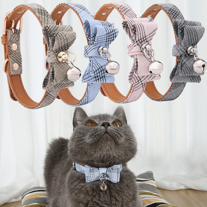 Collier pour chat à rayures diagonales avec grelot