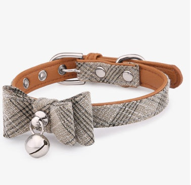 Collier pour chat à rayures diagonales avec grelot